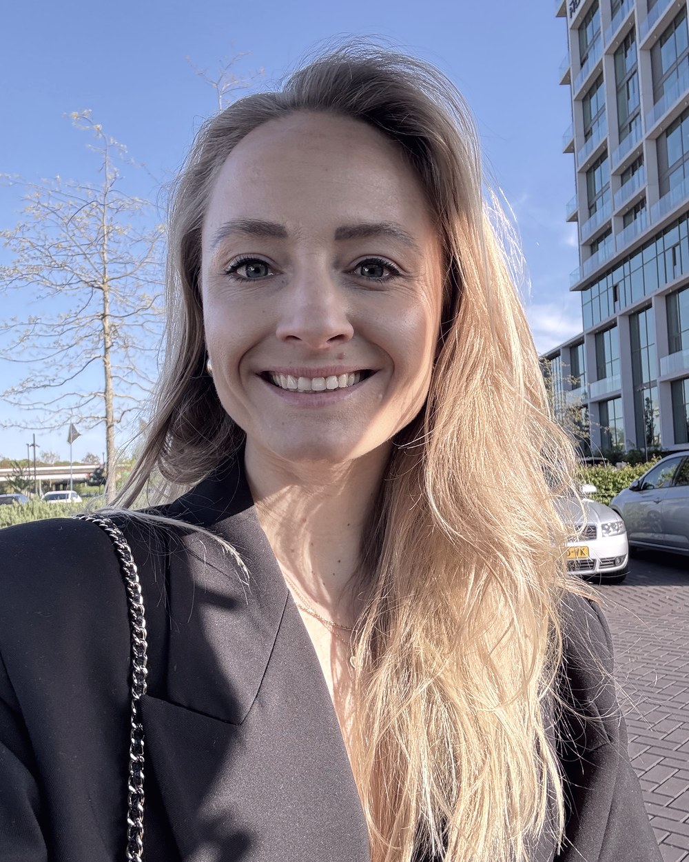 Ellen Verhoeven buiten bij een klant