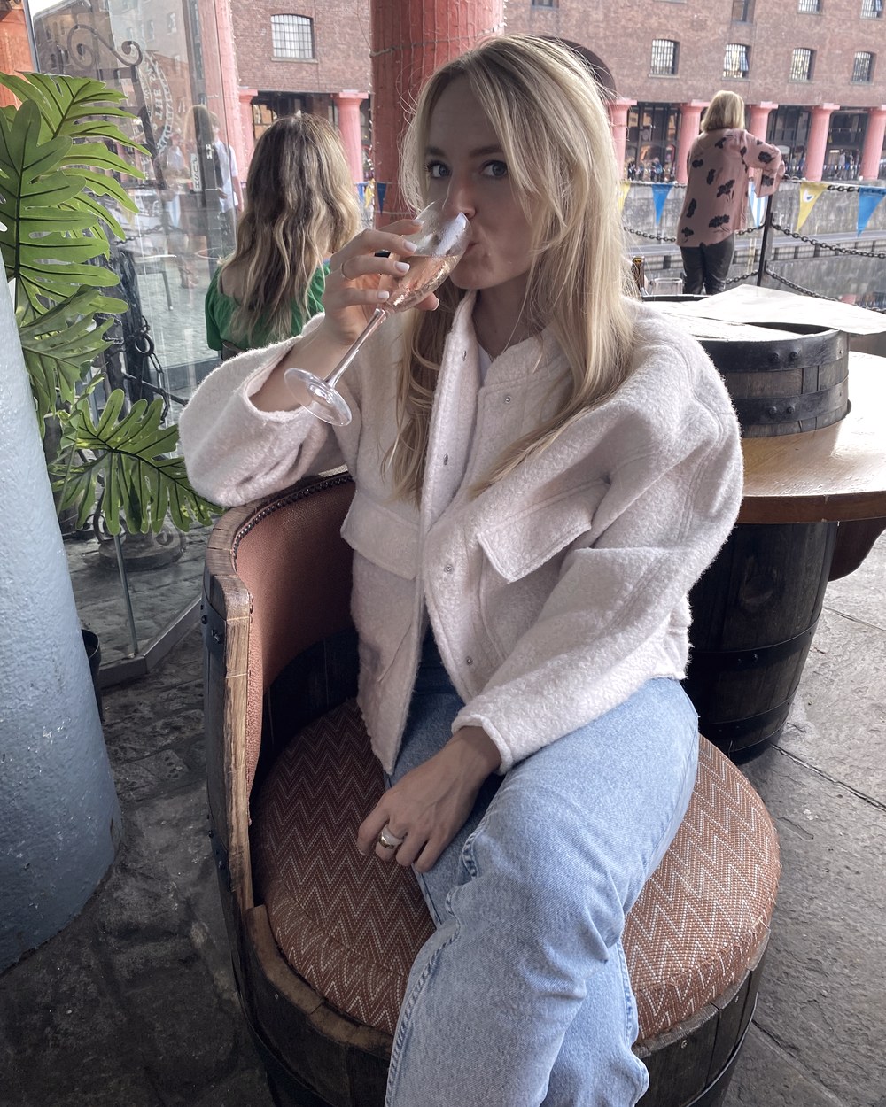 Ellen Verhoeven op een terras aan het water
